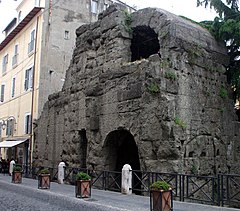 De 'Porta Pretoria' in Albano Laziale in Italië. Een duidelijk voorbeeld van de weervastheid en de grauwe tekening van Peperino