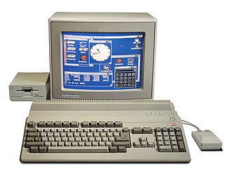 L'Amiga 500 est un ordinateur personnel produit à partir de 1987 par Commodore International. (définition réelle 2 531 × 1 965)