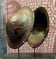 Casco proveniente de Sumeria, na zona de Mesopotamia onde os ríos Tigris e Éufrates depositan os seus depósitos aluviais gañando lentamente terreo ao Golfo Pérsico, proporcionando unha contorna favorable á agricultura no medio de vastas zonas desérticas; e onde, na conxuntura do IV milenio a. C., desencadéanse os procesos económicos, sociais, políticos e ideolóxicos que supoñen a orixe da civilización e da propia historia.[15]