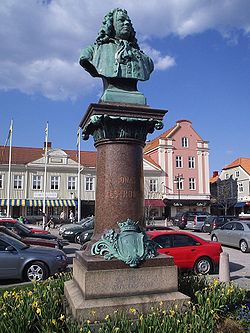 Statuja e Jonas Alströmer e cila ndodhet në "Stora Torget" në Alingsås.