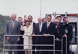 La presidenta panameña Mireya Moscoso, junto a otros presidentes de Iberoamérica, en la ceremonia protocolar de entrega del canal al control total panameño el 14 de diciembre de 1999.
