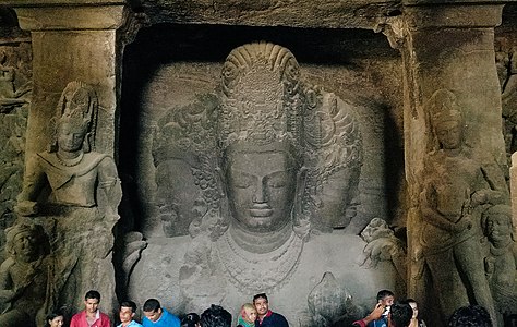 Grottes d'Elephanta, triple buste (trimurti) de Shiva, 18 pieds (54 864 m) de hauteur, env. 550