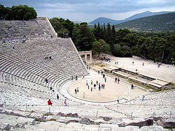 Die amfiteater van Epidauros bied naas perfekte akoestiek ook 'n uitsig oor die berglandskap van sy omgewing