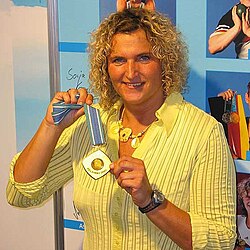 Die Olympiasechste Franka Dietzsch (hier mit ihrer WM-Goldmedaille 2005)