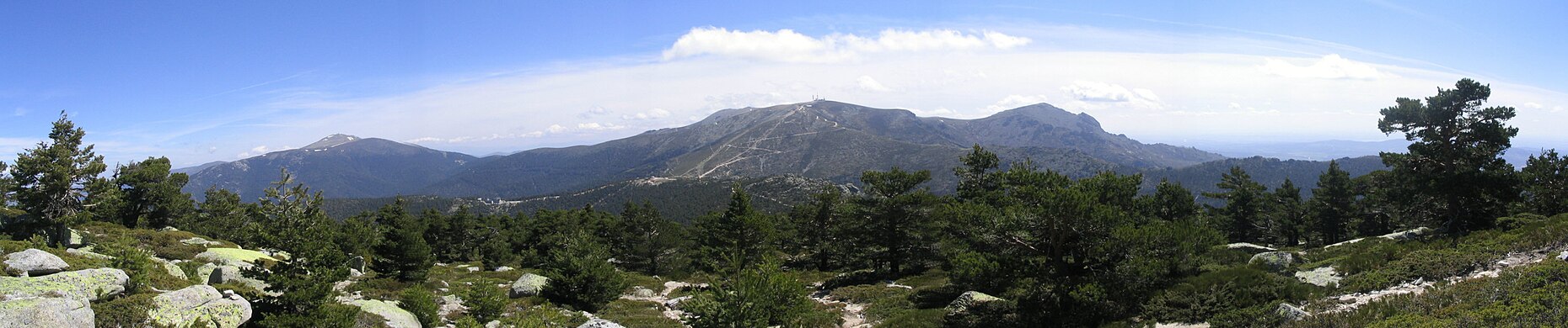Español: De izquierda a derecha se aprecia el pico de Peñalara (2.430 m), el puerto de Cotos (1.830 m), la Bola del Mundo (2.268 m) y La Maliciosa (2.227 m). Imagen tomada cerca de la cima de Siete Picos.