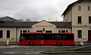 COVID-19 Impfbus des DRK in Sachsen vor dem Nationalpark-Bahnhof Sebnitz