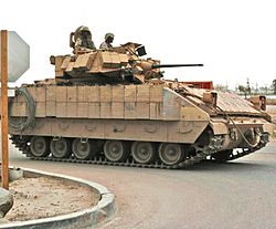 Yhdysvaltain maavoimien M2 Bradley -rynnäkköpanssarivaunu varustettuna reaktiivipanssarielementein