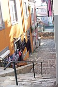 Calle de escaleras en el barrio de Fontaínhas.