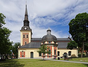 De äldsta delarna av Sankta Ragnhilds kyrka är från 1100-talet.