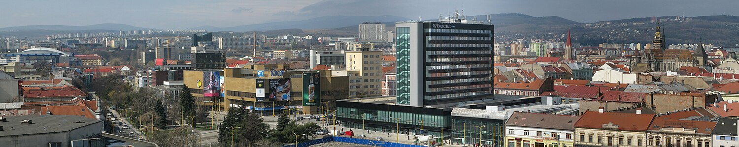 Panoráma Košíc od juhovýchodu: Steel Aréna, Sídlisko KVP, Sídlisko Terasa, komín komplexu Cassovar, Business Centre I., OD Dargov, v popredí – základy OC Aupark, Vojenská nemocnica, „Osemposchoďák“, Nová nemocnica, DoubleTree by Hilton, Dominikánsky kostol, Dóm sv.Alžbety, Urbanova veža, Radnica Starého Mesta, Baňa Bankov v pozadí