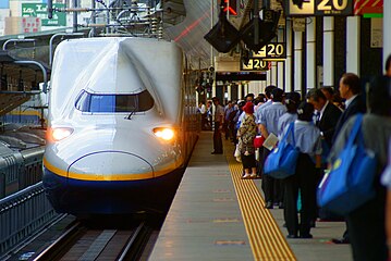 Shinkansen saapuu Tokion rautatieasemalle