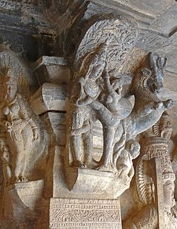 Çift i skalitur mbi një kolonë të mandapas së tempullit të madh shpellor kushtuar Vishnu-së.