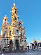 Templo de San Antonio (1895-1908) y Museo de Aguascalientes (1878).