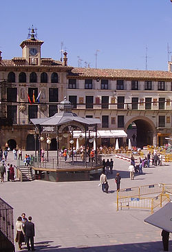 הכיכר המרכזית - Plaza de los Fueros