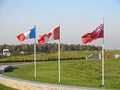 La bandera canadiense en el centro a los lados de la bandera de Francia (a la izquierda) y de la Red Ensign canadiense (a la derecha) en el memorial de Vimy.