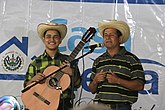Cantante salvadoreño Jair Noyola y su padre.