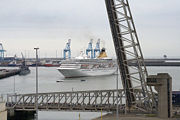 Een cruiseschip verlaat de haven. Op de voorgrond de Pierre Vandammesluisbruggen, waar ook de Kusttram over rijdt.