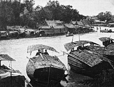 Maisons flottantes et maisons en bois sur pilotis en 1897