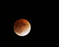 Selama gerhana bulan, bulan menjadi berwarna merah karena cahaya matahari tak langsung, yang telah disebarkan dan dibiaskan oleh atmosfer bumi.