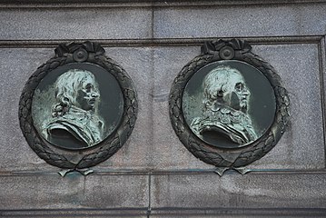 Reliefer av general Lennart Torstensson (?) och general Johan Banér (?) på västra sidan av Gustav II Adolf-monumentet.