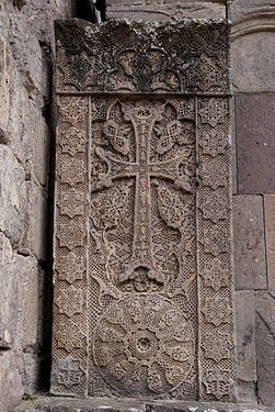 Khatchkar devant Sourp Grigor Lousavorich, monastère de Gochavank, sculpté en 1291 par Poghos[44],[Ic. 18].