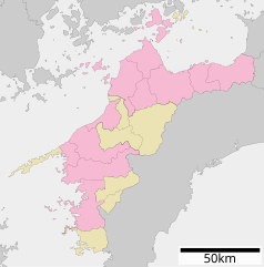 Mapa konturowa Ehime, blisko dolnej krawiędzi nieco na lewo znajduje się punkt z opisem „Powiat Minamiuwa”