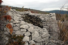 Haut-Mons : grande cabane ressemblant à un cabanon.