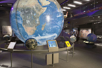 Globo terráqueo como se ve desde el espacio, Centro de Biodiversidad Naturalis, Leiden (1998)