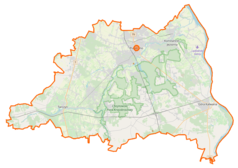 Mapa konturowa powiatu piaseczyńskiego, blisko centrum po lewej na dole znajduje się punkt z opisem „Prace Małe”