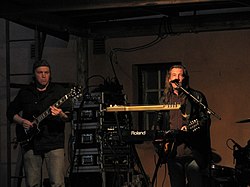 Santtu Karhu & Talvisovat esiintymässä keväällä 2011.