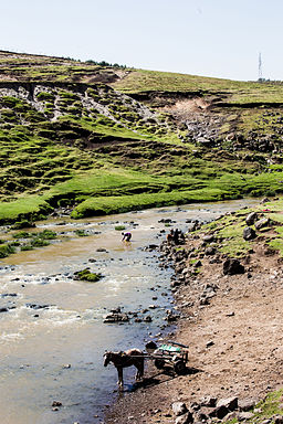 Tidigt i flodens flöde i Etiopien, innan den växer till en större flod