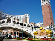 Most a luxusní hotel The Venetian na ostrově Cotai