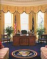 Աշխատասենյակը 1999 թվականին՝ նախագահ Բիլ Քլինթոնի օրոք: Նրա պատվերով սենյակը ձևավորվել է ոսկեգույն, մուգ կարմիր և կապույտ գույներով: