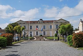 The town hall in Arveyres