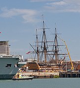 HMS Victory, die vlagskip van Lord Nelson by die slag van Trafalgar (1805) en HMS Ark Royal, 'n moderne vliegdekskip van die Britse Vloot