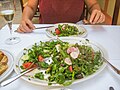 Листя каперсів, мариновані або варені, як додаток до салатів