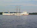 Segelboot und Containerschiff auf der Kieler Förde