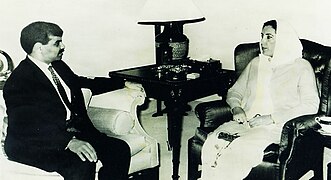 Mansoor Ijaz with Prime Minister Benazir Bhutto, December 1995.jpg