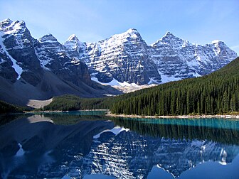 Le lac Moraine, dans le parc national Banff, à l'ouest de Calgary, en Alberta (Canada). (définition réelle 2 048 × 1 536*)
