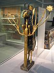 Ram trong bụi cây, 2600–2400 TCN; vàng, đồng, vỏ sò và đá thạch cao; cao 45,7 cm; từ Lăng mộ Hoàng gia Ur (Vùng tổng trấn Dhi Qar, Iraq); Bảo tàng Anh