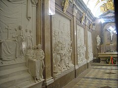Relieves laterales en el Panteón de Reyes del monasterio de San Juan de la Peña.JPG