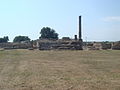 Il tempio del Foro. A sinistra si possono notare i resti della basilica e, a destra, quelli del teatro