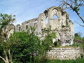 The ruined chateau chapel in Thiers-sur-Thève