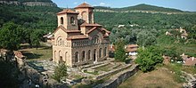 ki kuleli tuğladan inşa edilmiş dikdörtgen bir kilise