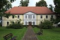 Gewandhaus, Feuerwehr-Schlauchturm sowie Granit-Zaunsäulen