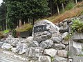 小沢トンネルの開通を記念して建てられた峠の石碑が起点側入口の手前にある。