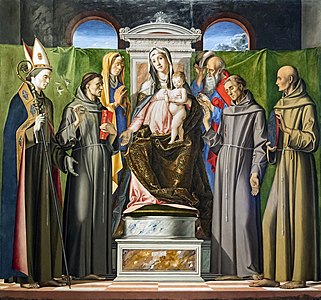 Image d'une peinture avec au centre la Vierge à l'Enfant sur le trône entourée symétriquement de deux groupes de saints : à gauche, Louis de Toulouse, Antoine de Padoue et Anne et à droite, Joachim, Bernardin et François de Sienne, tous tournés vers le centre. En arrière-plan, sur le haut, de part et d'autre du haut dossier du trône derrière lequel tombe lourdement le rideaux, deux demi cylindres laissent paraître deux petits fragments d'un ciel froid et nuageux.