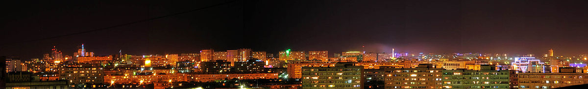 Noční panorama města Aktau.