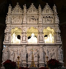 Photographie. Grand tombeau dans une église.