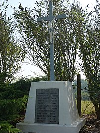 Le monument aux morts, la croix.